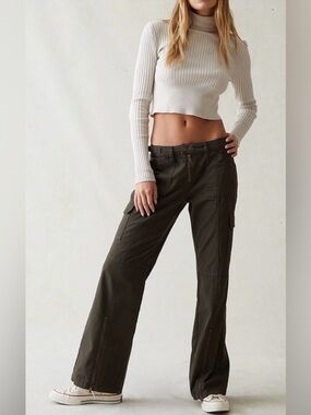 Pacsun Low Rise Flare Cargo Pants w Zippers & Waist Cincher in Dark Olive. Sz 27